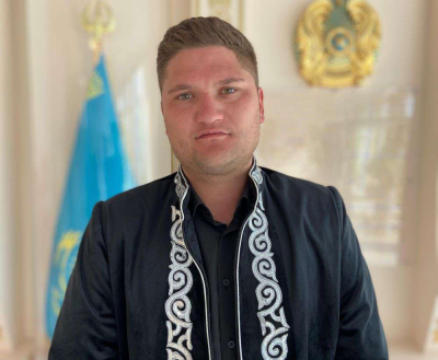 Евгений Кравчук пишет тексты для рэпа на казахском