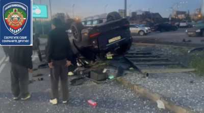 В Казани Mercedes налетел на на остановку и перевернулся