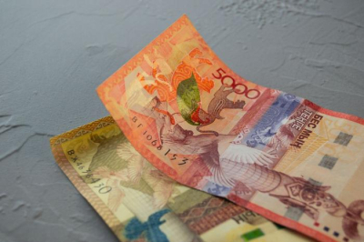 На бирже доллар продается выше отметки 485 тенге