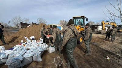 Паводки изолировали село в Акмолинской области от дорог — МЧС направило спецтехнику и военных