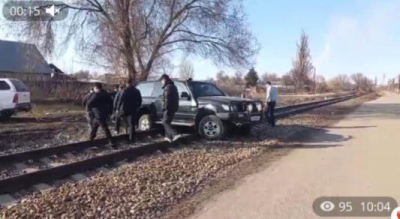 Застрявший на рельсах джип чуть не стал причиной железнодорожной аварии в Алматинской области   