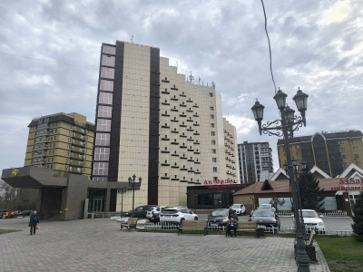 А новоселье празднуют другие…