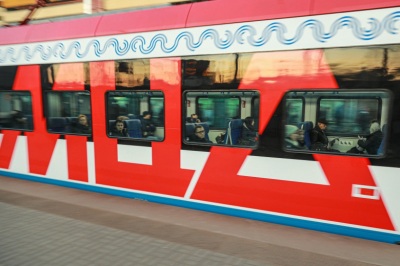 Мужчина оказался зажат между поездом и платформой на МЦД-1