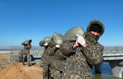Нацгвардия укрепляет берега реки Уил в Атырауской области для предотвращения паводков