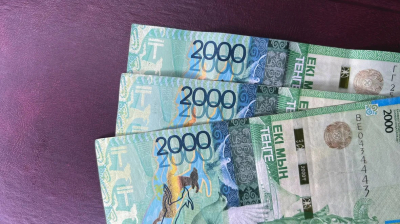 Тенге упал, но нефть растёт: чего ждать дальше?