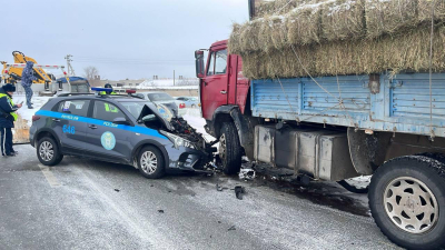 Машина полицейских попала под &quot;Камаз&quot; в Семее