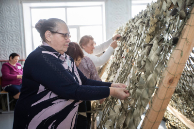 Жители нижнекамского села сплели более 700 масксетей для бойцов СВО