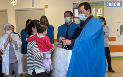 Аким области поздравил детей в областной больнице