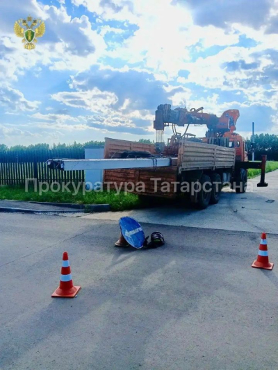 В Татарстане 15-летний мальчик погиб, наехав на столбы в грузовике