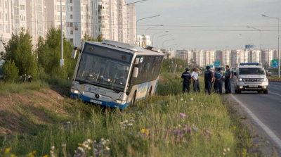В Астане автобус съехал в кювет: 14 пассажиров доставлены в больницу