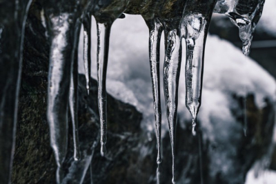Что делать, если на доме висят сосульки?