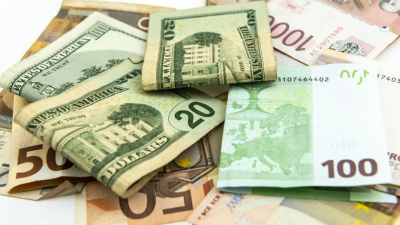 Доллар усиливает позиции на фоне политической неопределённости