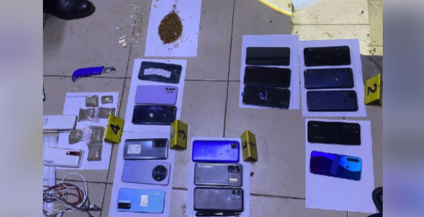 17 телефонов пытались пронести в уральское учреждение УИС. Попытка провалилась