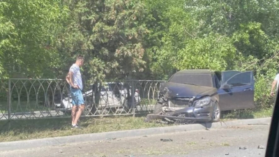 В Казани на Аделя Кутуя легковушка вдребезги разбилась об ограждение 23/05/2026 &ndash; Новости