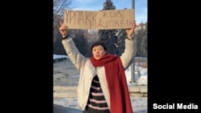 Активистку в Алматы оштрафовали на 530 долларов за пикет в поддержку автора политической сатиры Енсебека