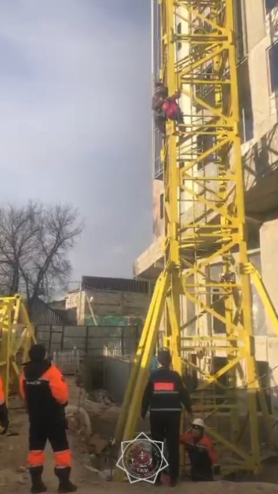 Привязал себя к башенному крану: В Таразе мужчина пытался совершить суицид