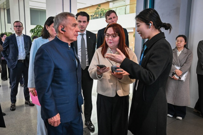 Минниханов привезет из Китая наушник-переводчик, распознающий 80 языков